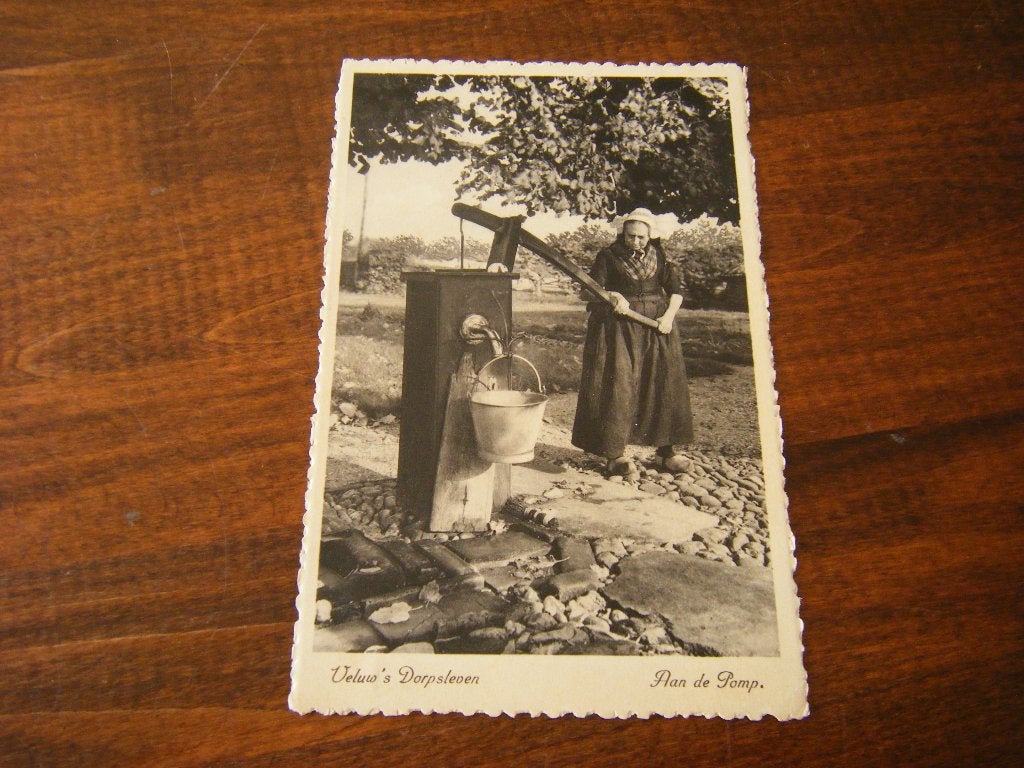 S41 - Veluwe - Pomp - Klederdracht - Mooi/Oud, Verzamelen, Ansichtkaarten | Nederland, Ophalen of Verzenden, 1940 tot 1960, Gelderland