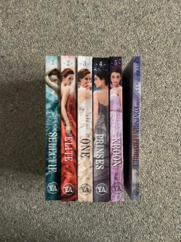 Kiera Cass - boekenserie De selectie, Boeken, Ophalen of Verzenden, Zo goed als nieuw, Kiera Cass