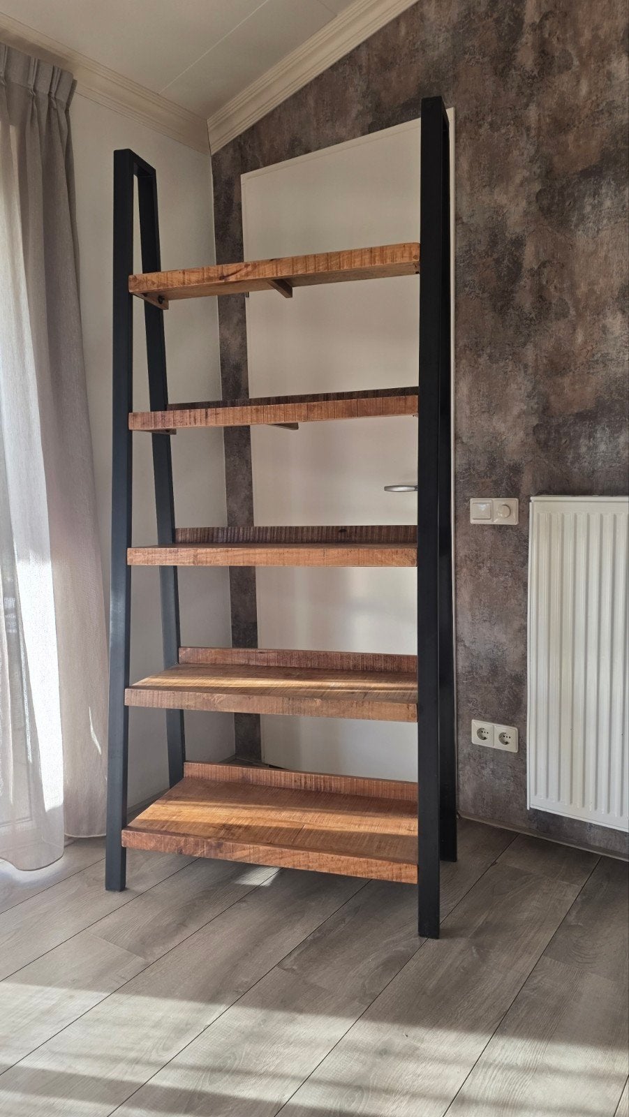 Houten boekenkast met zwart metalen frame – Leen Bakker, Met plank(en), Industrieel, Modern, 50 tot 100 cm, Zo goed als nieuw