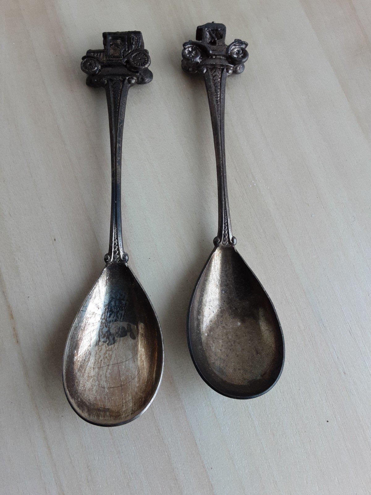 Set van 2 vintage zilverkleurige lepels met auto-decoratie, Ophalen of Verzenden