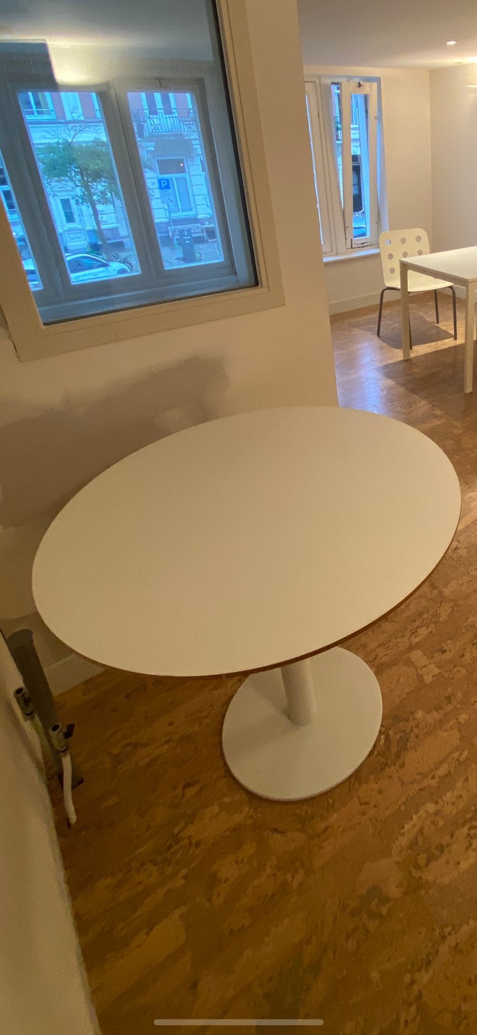 Ronde witte tafel van Houtwerk, berkenhout met HPL, Ophalen, 50 tot 100 cm, Rond, 50 tot 100 cm