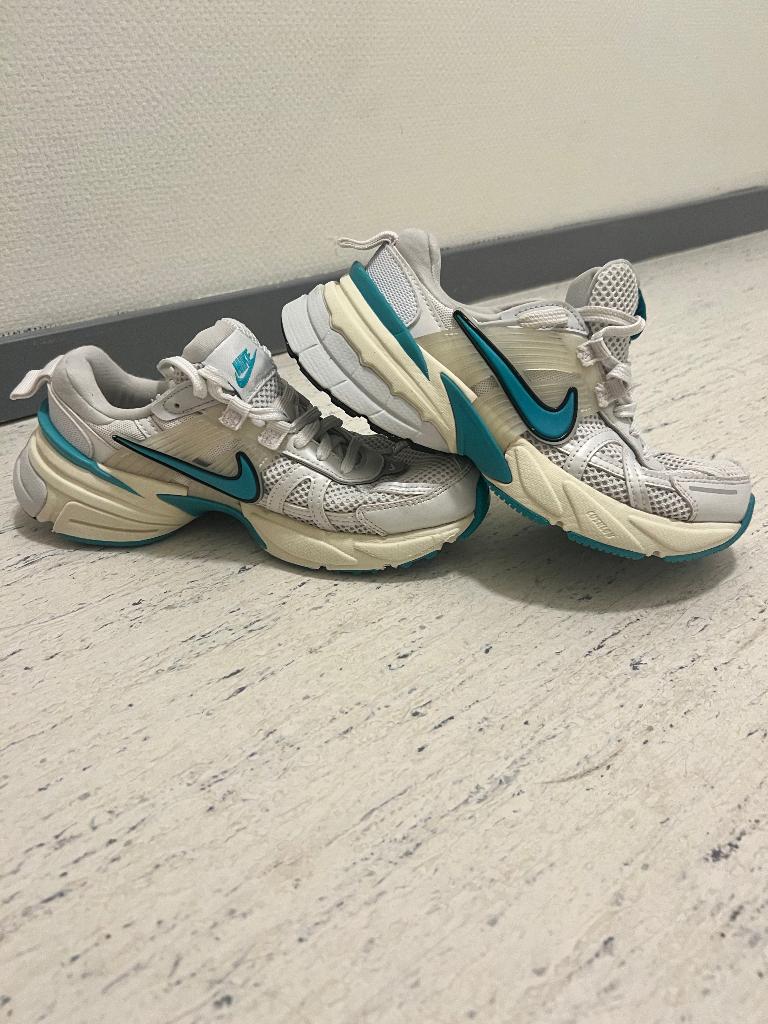 Nike Sportschoenen - Maat 35,5, Ophalen of Verzenden, Zo goed als nieuw, Nike, Sportschoenen