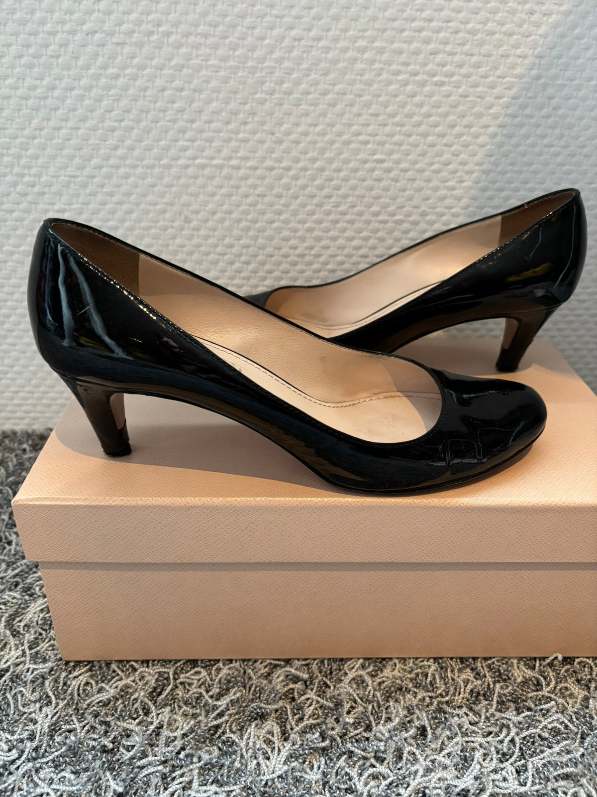 Stijlvolle zwarte lakleren pumps van prada in maat 37.5, Kleding | Dames, ., Zwart, Ophalen of Verzenden, Zo goed als nieuw