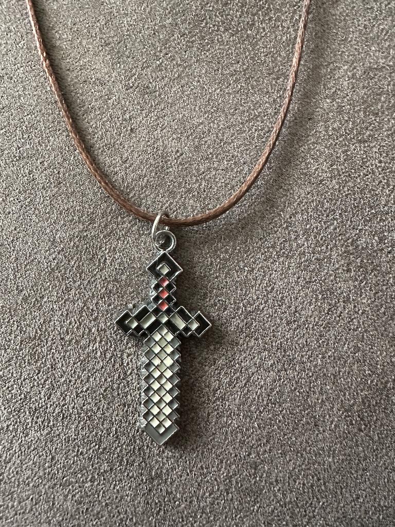 Stoere ketting met Minecraft Zwaard hanger verstelbaar, Sieraden, Tassen en Uiterlijk, Overige materialen, Verstelbaar, Verzenden