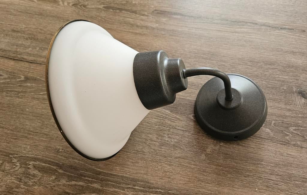 Ikea wandlamp met melkglas kap - Zwart/Brons, Huis en Inrichting, Lampen | Wandlampen, Zo goed als nieuw, Glas, Metaal, Ophalen of Verzenden