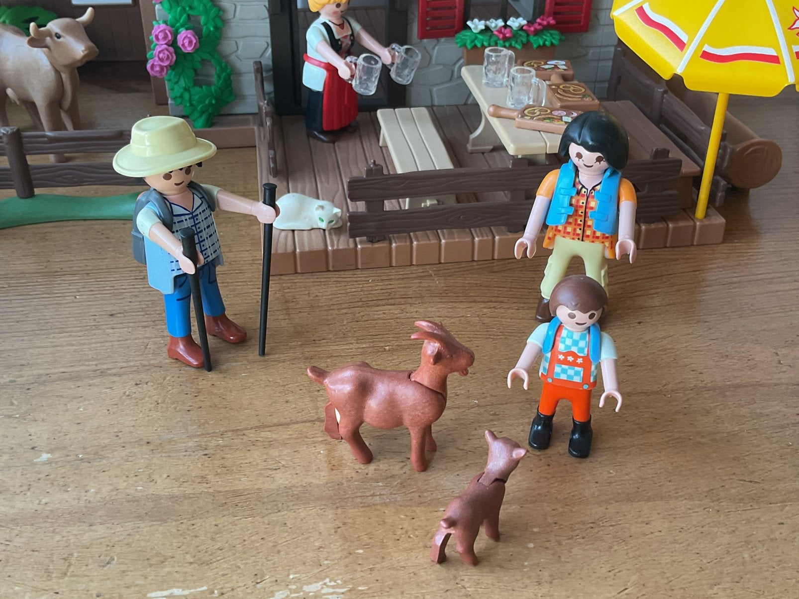 Foto 8 van PLAYMOBIL UTGEBREIDE COUNTRY ALPENHUT 🍺 🪗 SUPER LEUK !!