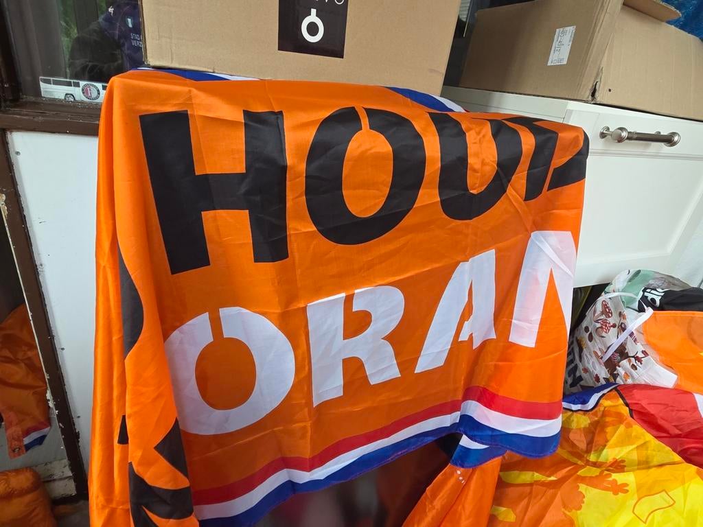 Heel veel Oranje/Hollandse vlaggen knuffels, Ophalen of Verzenden, Gebruikt