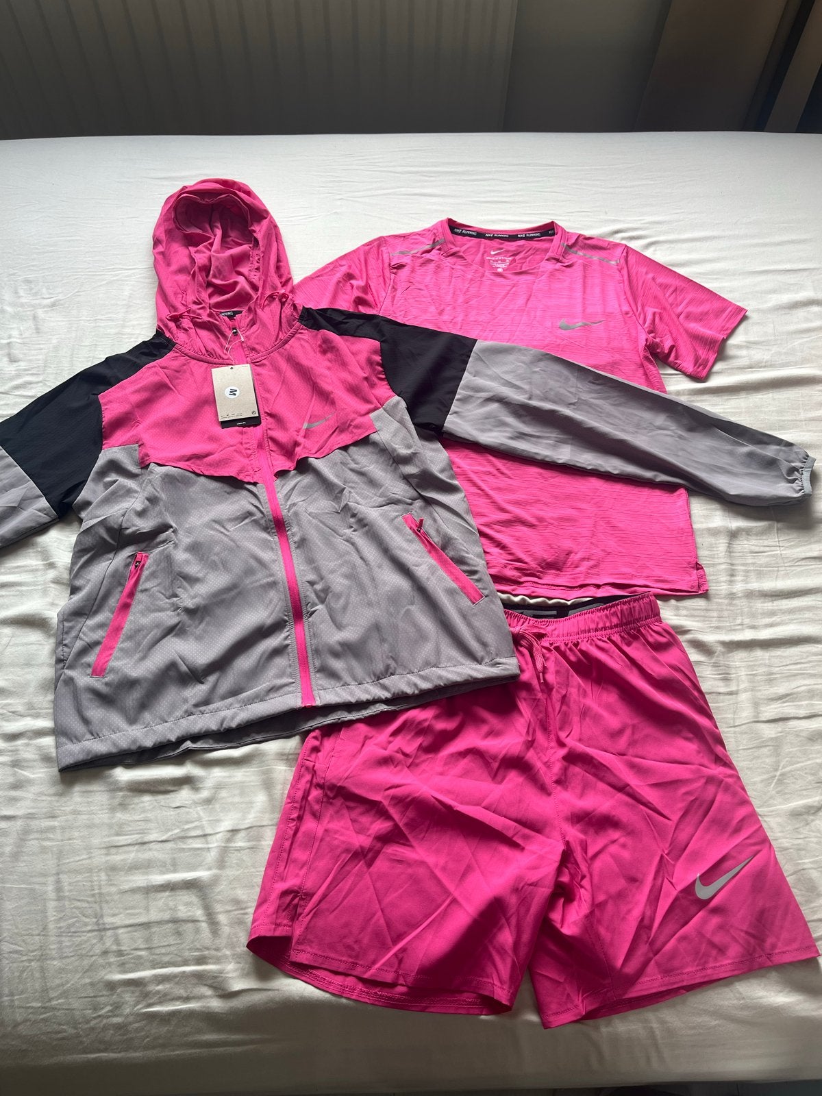 Nike hardloopset (jas, shirt, korte broek) - Maat M, Ophalen of Verzenden, Zo goed als nieuw, Roze, Hardlopen of Fietsen