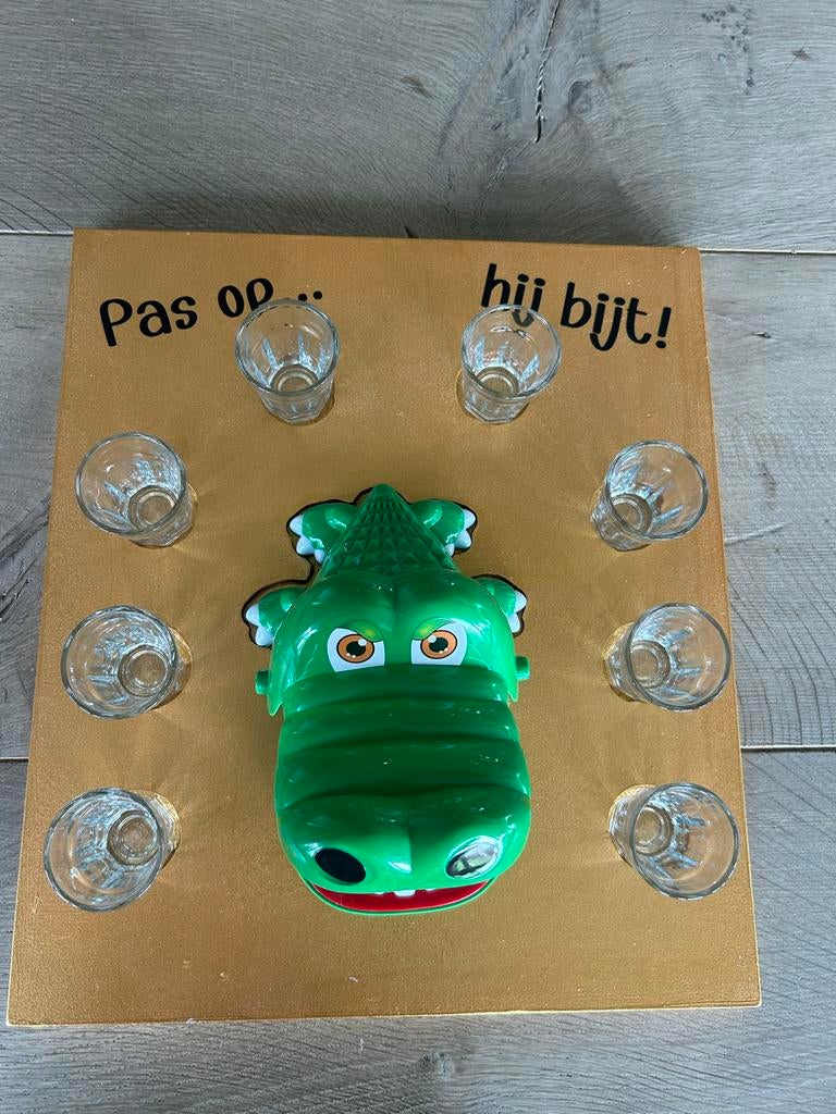 Krokodillenspel borrelspel met shotglaasjes, Vijf spelers of meer, Ophalen of Verzenden, Gebruikt