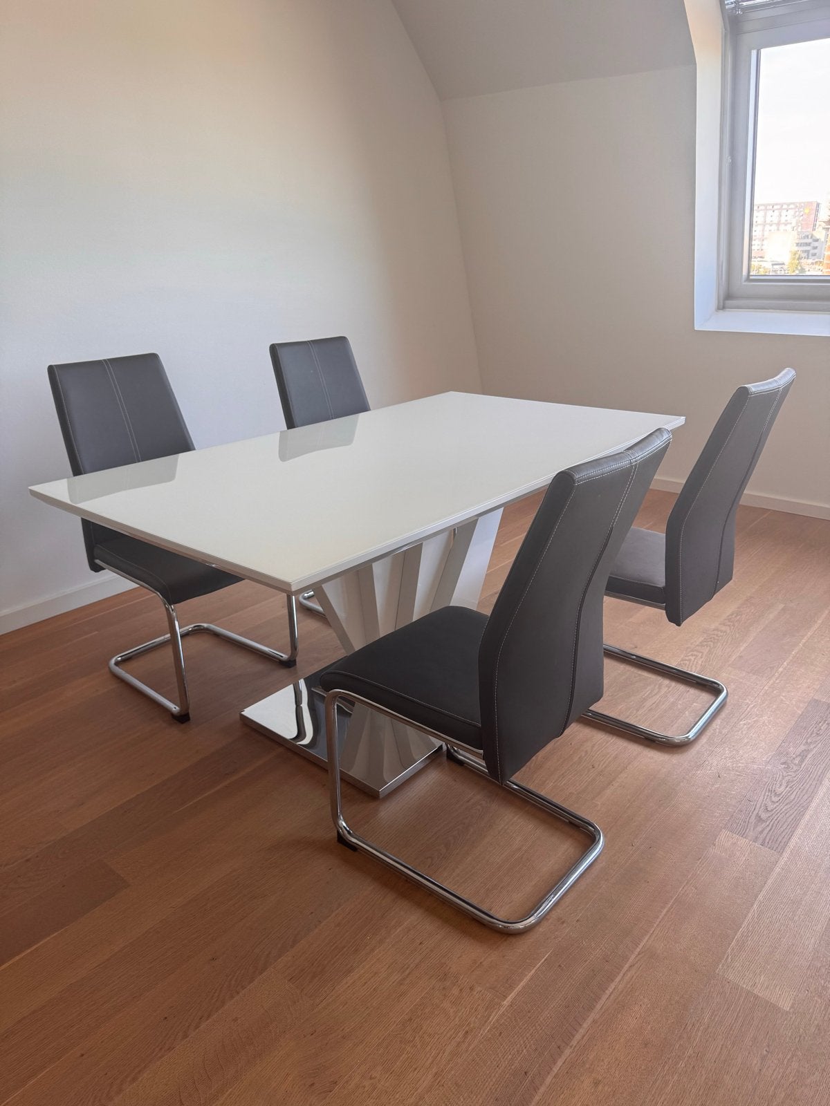 Moderne witte eettafel met 4 stoelen, Ophalen, Gebruikt, Vier personen, Kunststof