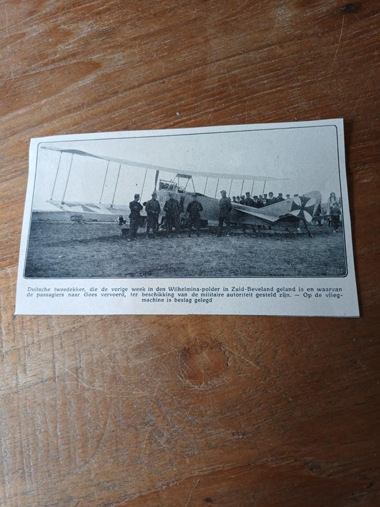 Knipsel gelande duitse tweedekker Wilhelmina polder 1915, Verzamelen, Luchtvaart en Vliegtuigspotten, Ophalen of Verzenden, Gebruikt