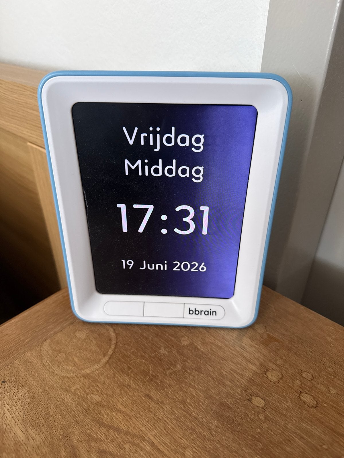 Bbrain klok voor mensen met dementie - Zo goed als nieuw, Huis en Inrichting, Ophalen, Zo goed als nieuw, Digitaal, Wekker of Tafelklok
