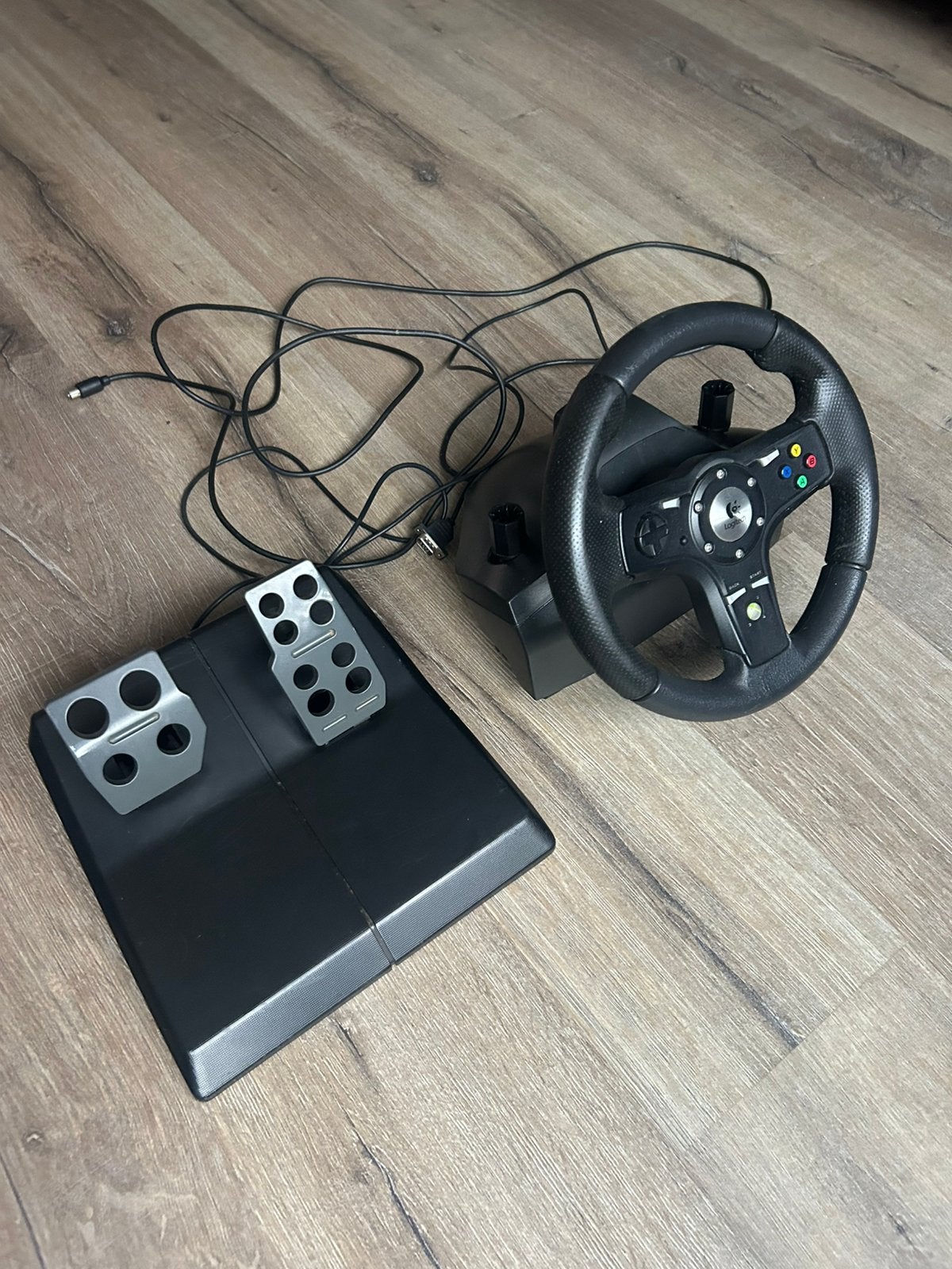 Logitech race stuur met pedalen, Spelcomputers en Games, Ophalen of Verzenden, Gebruikt, Stuurtje of Sportattribuut, Xbox 360