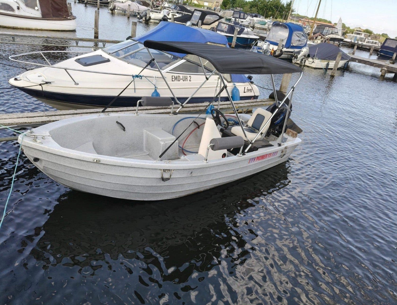 Leuke toer of vis boot met 9,8pk en trailer met biminitop., Watersport en Boten, Ophalen, Zo goed als nieuw, Kunststof, Buitenboordmotor