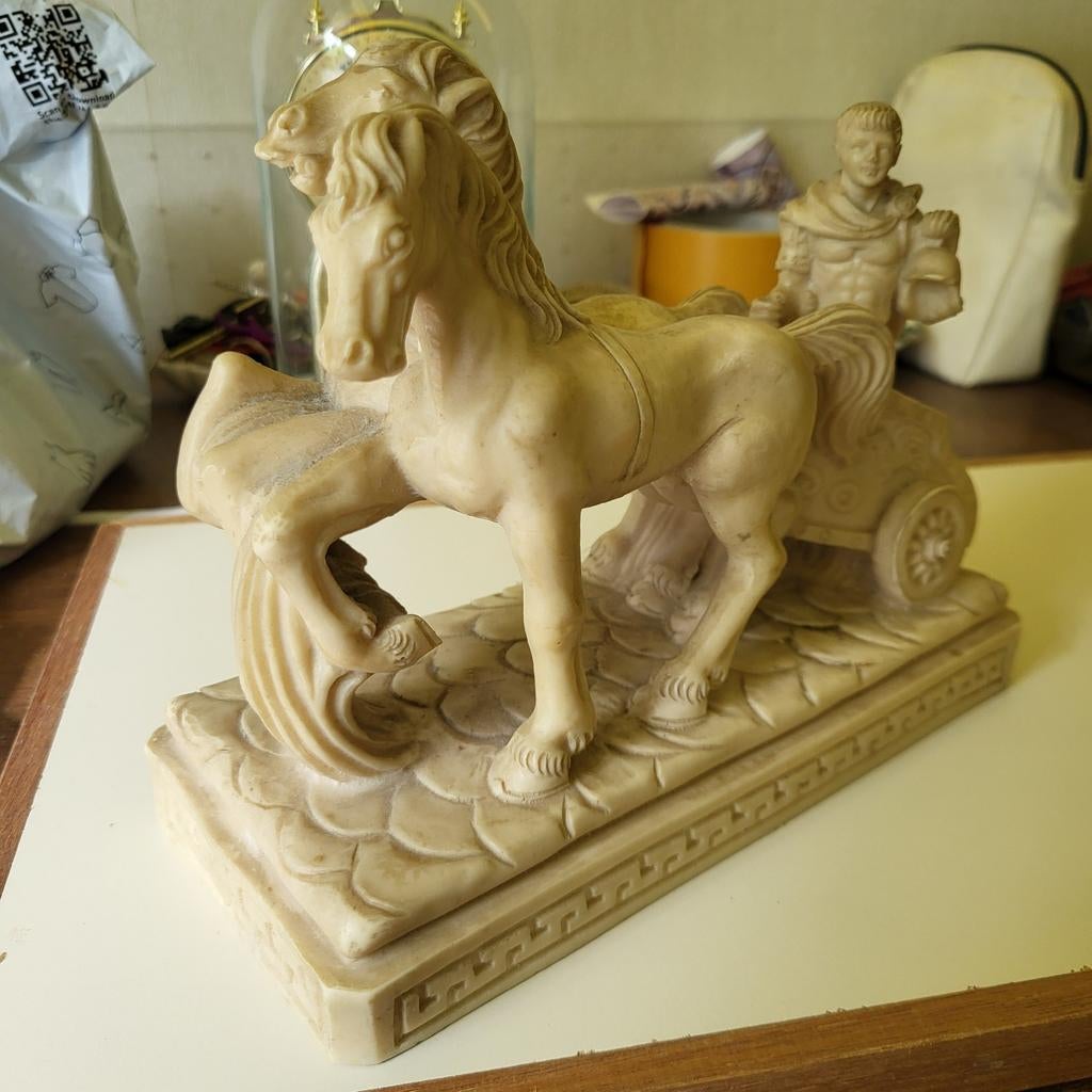Antiek beeld: Romeinse strijdwagen met paarden, Ophalen of Verzenden, Handgemaakt, 20 - 50 cm, Scène