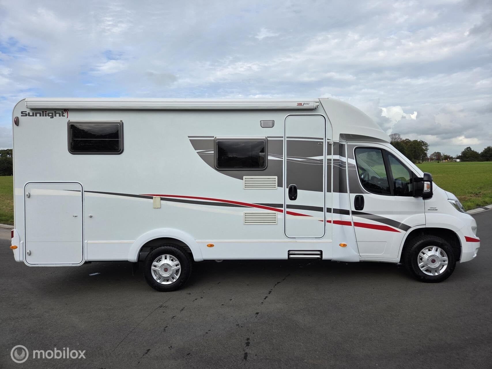 Sunlight T66 2016 ☆Enkele bedden-70dkm-131pk-Euro5☆, Caravans en Kamperen, Sunlight, 6 tot 7 meter, Bedrijf, 6 tot 7 meter