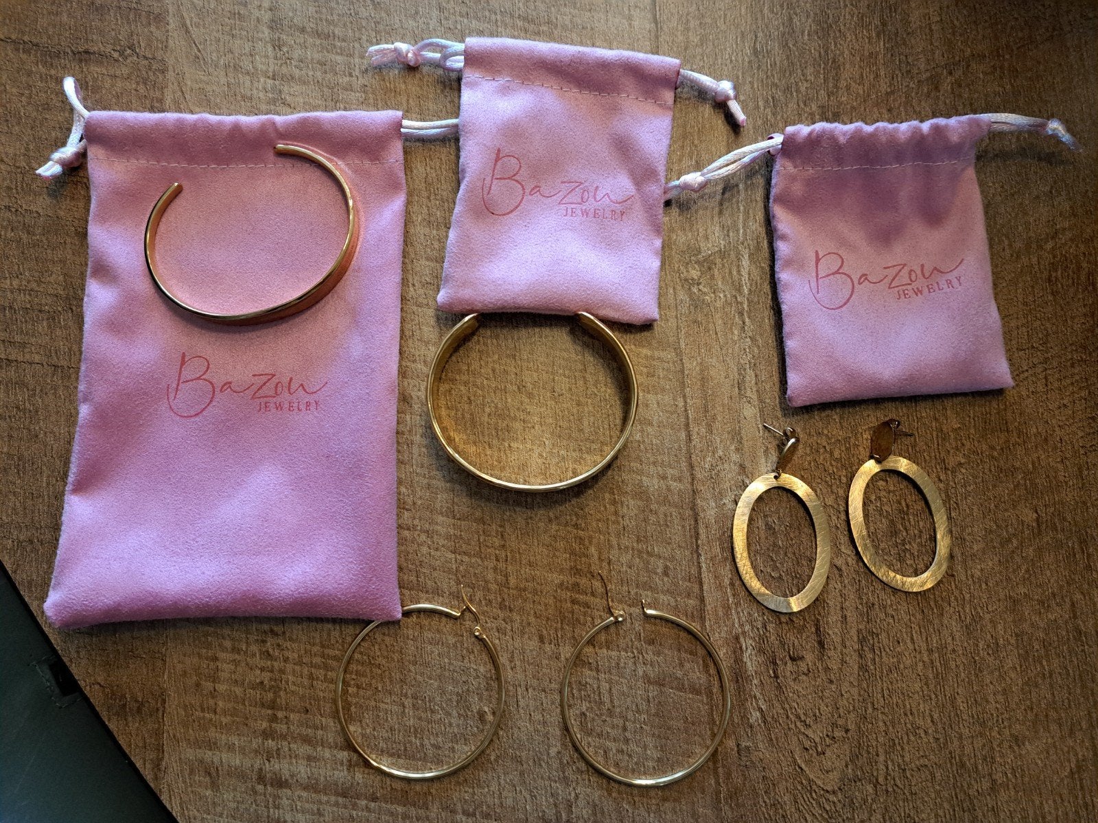 Gouden sieraden set van Bazou: 2 oorbellen, 2 armbanden, Ophalen of Verzenden, Nieuw, Goud, Staal