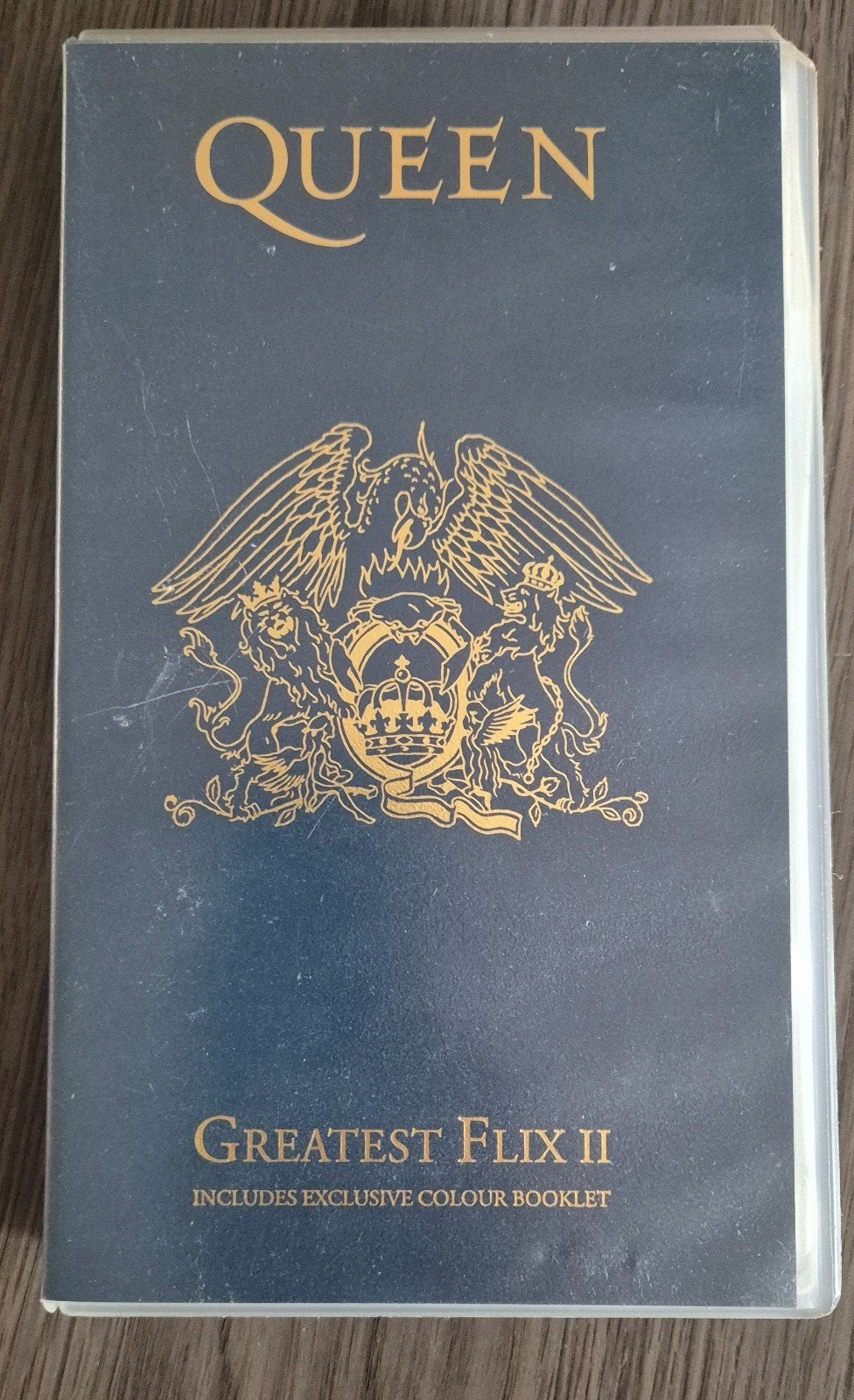 Queen Greatest Flix II VHS met exclusief kleurenboekje, Engels, Alle leeftijden, Ophalen of Verzenden, Zo goed als nieuw