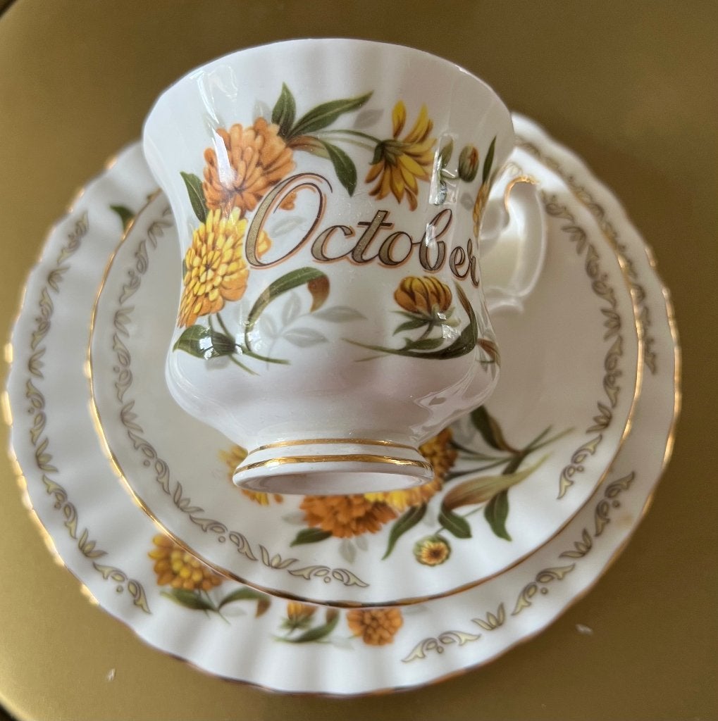 Servies Bone China  3 delig set / setje maand October, Ophalen, Zo goed als nieuw, Overige stijlen, Kop(pen) en/of Schotel(s)