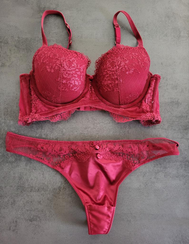 Hunkemöller Lingerie Set: BH 75D & String L - Rood Kant, Hunkemöller, Ophalen of Verzenden, Rood, Setje