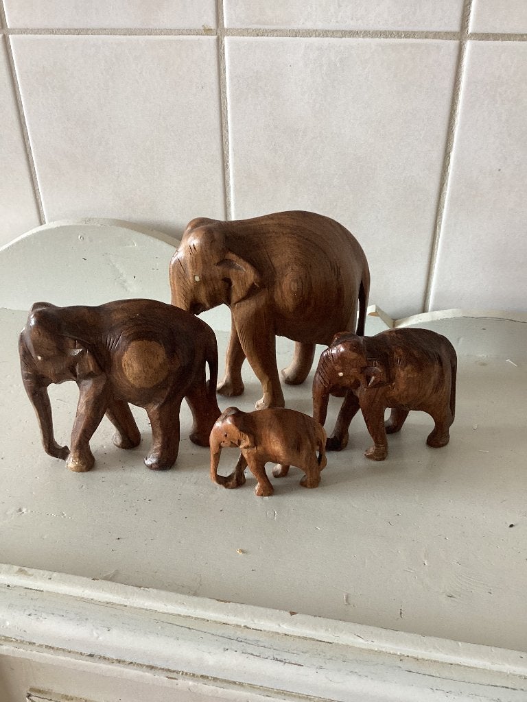 Vintage handgesneden set van 4 olifanten, Verzamelen, Beelden en Beeldjes, Ophalen of Verzenden, Zo goed als nieuw, Dier