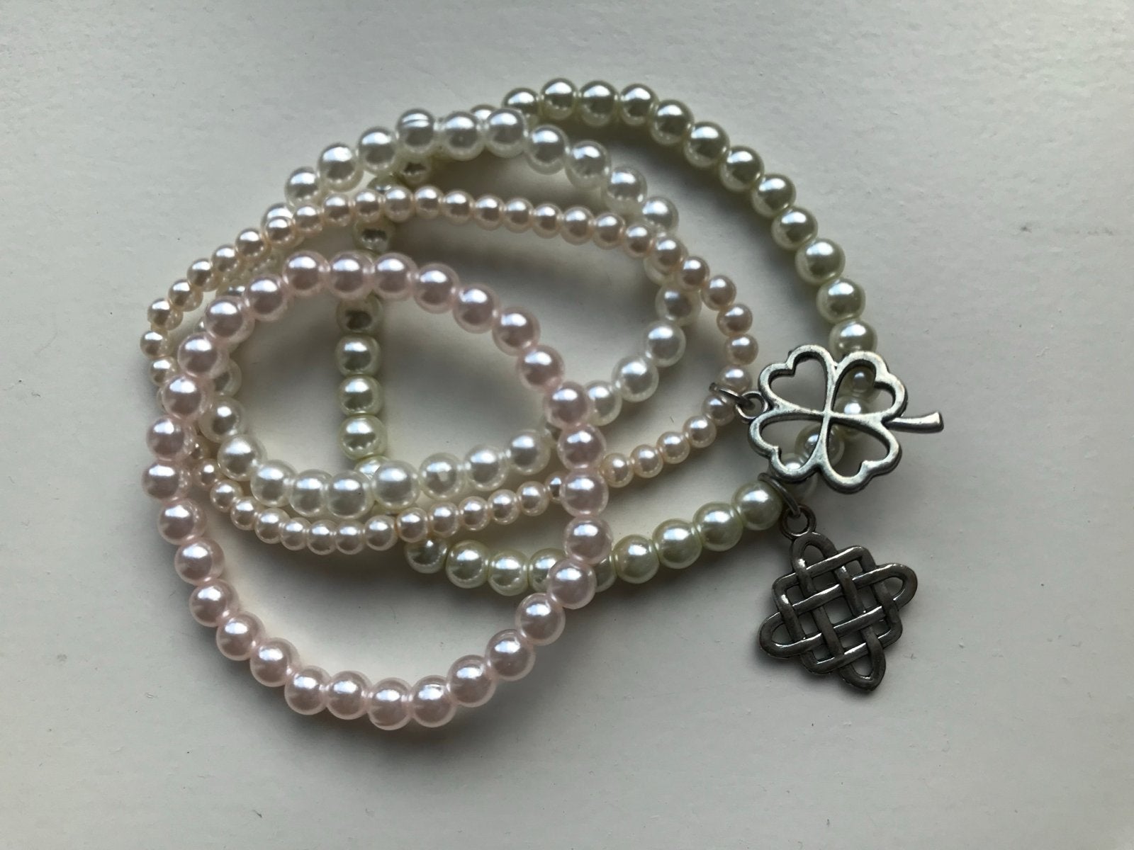 4 parelkralen armbandjes, 2x rosé, 2x wit/groen met bedels, Overige materialen, Ophalen of Verzenden, Zo goed als nieuw, Roze