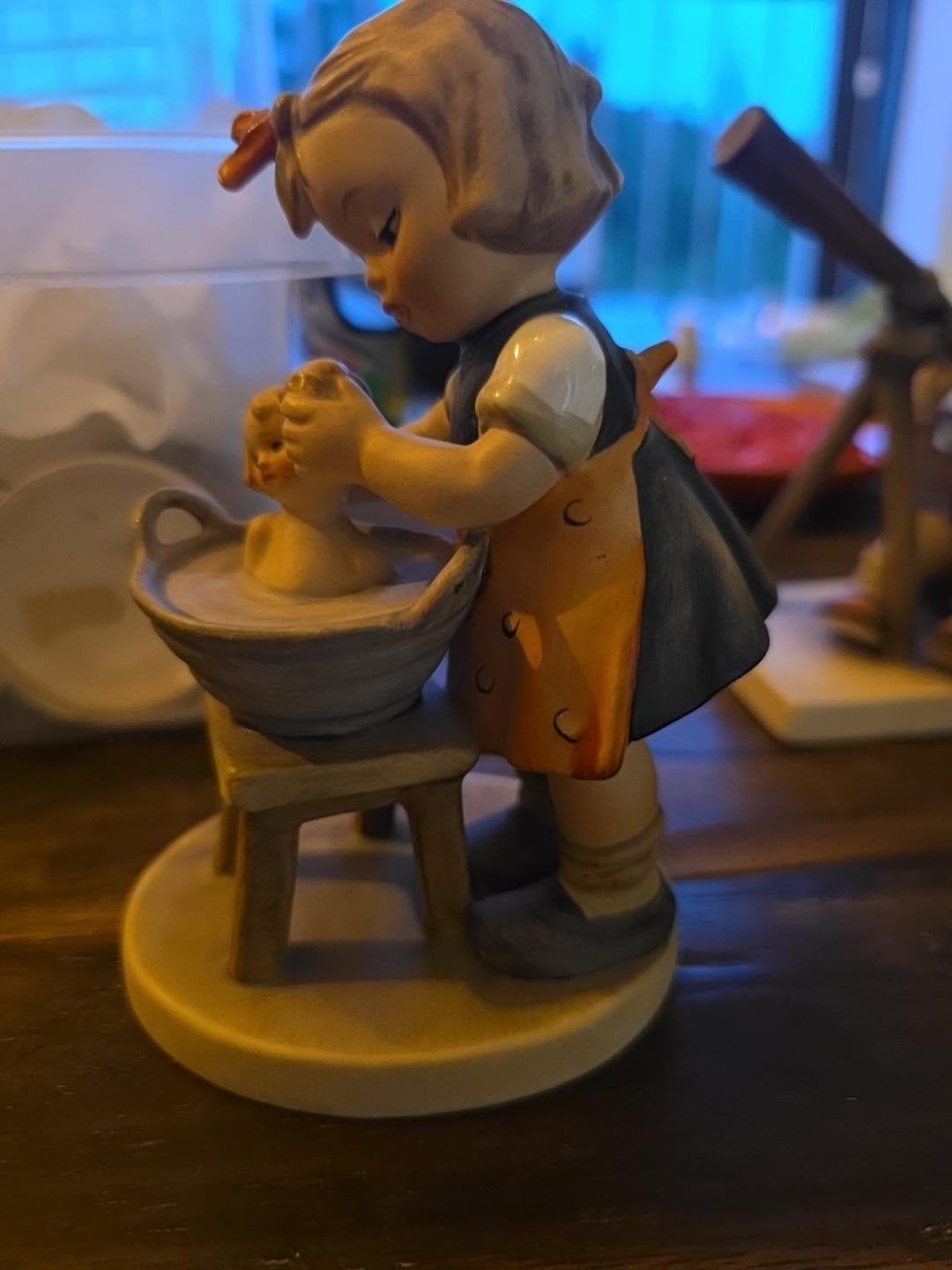 Vintage Hummel beeldje: meisje wast popje, Ophalen of Verzenden