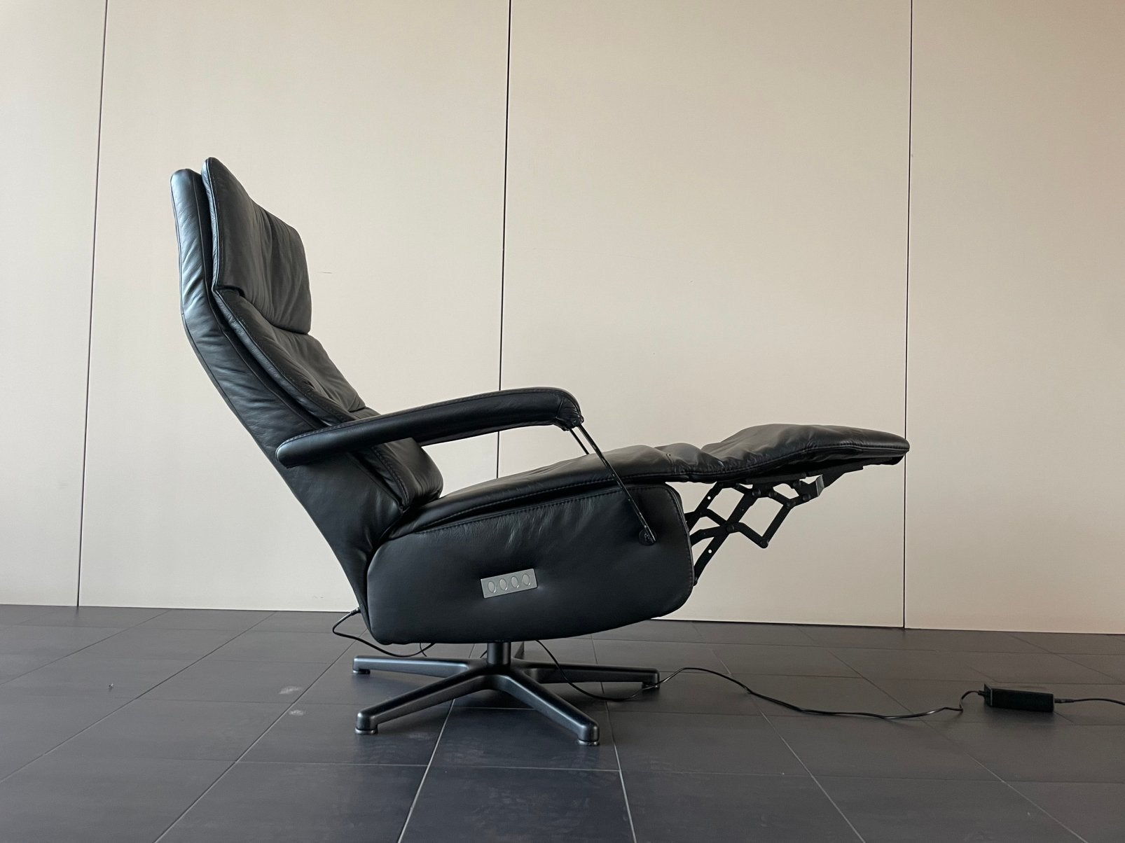 Zwarte elektrische relax fauteuil / sta op stoel, Minder dan 75 cm, Ophalen of Verzenden, 50 tot 75 cm, A