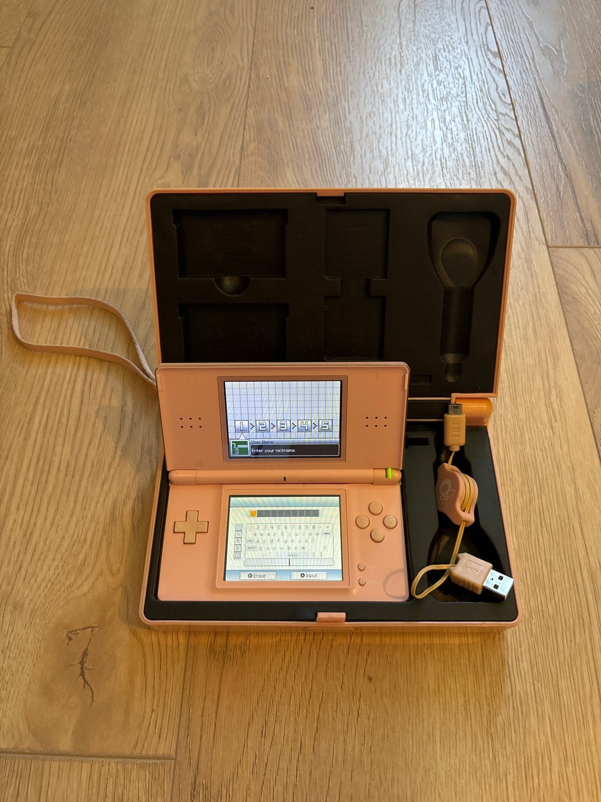 Nintendo DS Lite Roze met beschermhoes en accessoires, Ophalen, Zo goed als nieuw, Roze, Met beschermhoes of tas