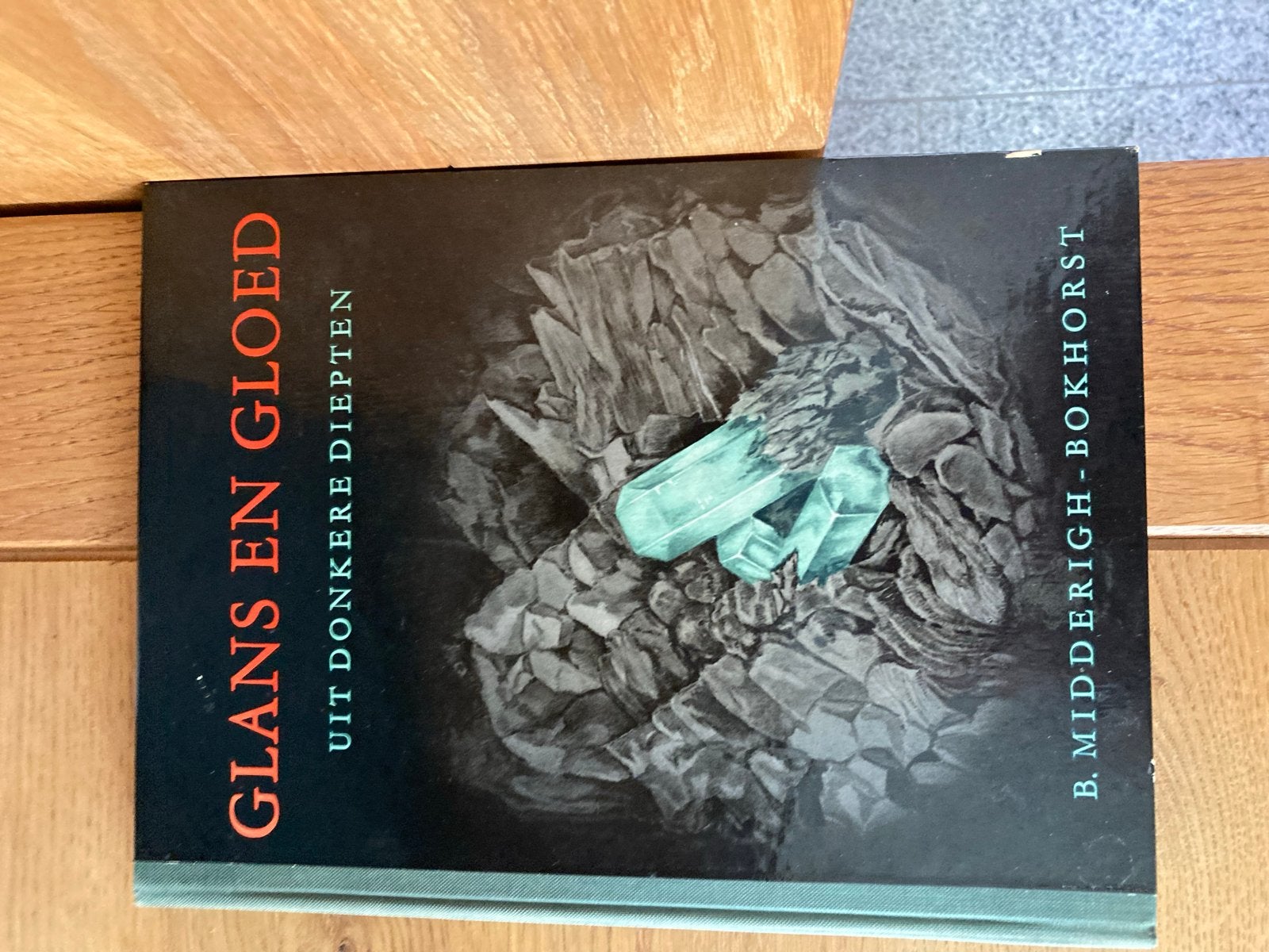 Boek: Glans en Gloed - Uit Donkere Diepten, Ophalen of Verzenden, Overige typen