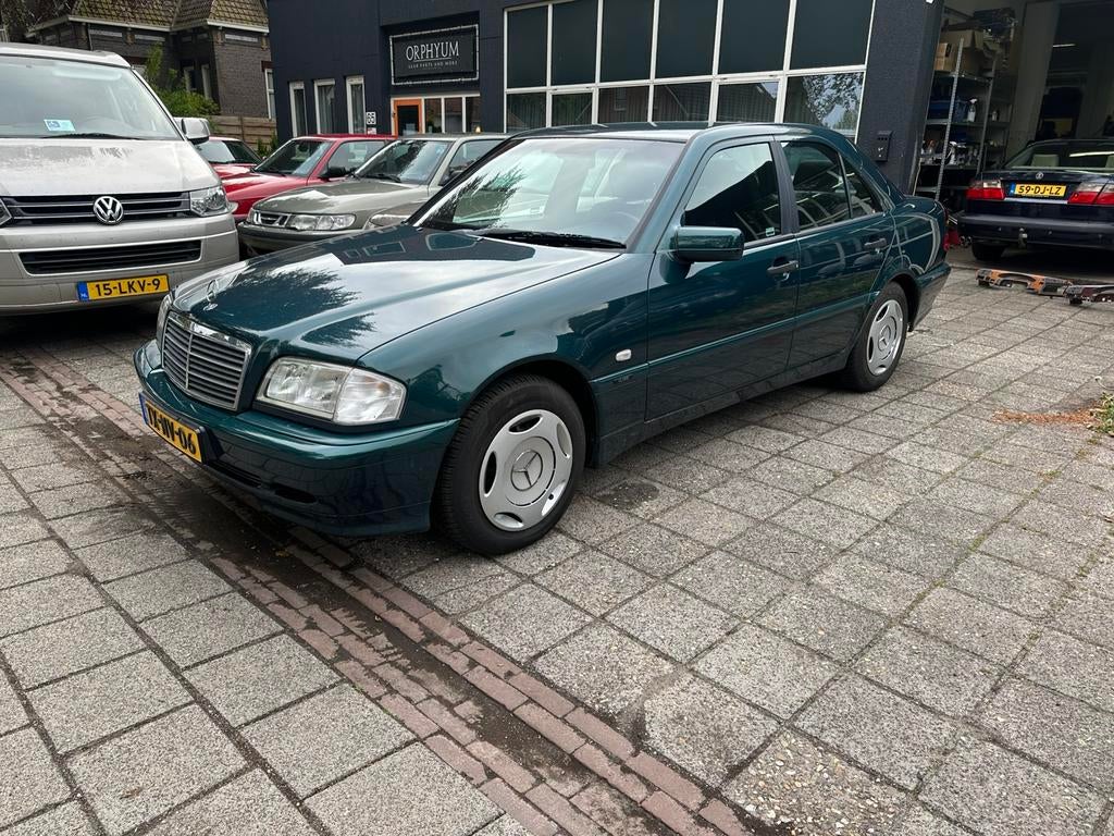 Mercedes-Benz C-Klasse 1.8 C180 Sedan Classic 1998 uniek!, Auto's, Mercedes-Benz, Zwart, 4 cilinders, 1799 cc, 122 pk