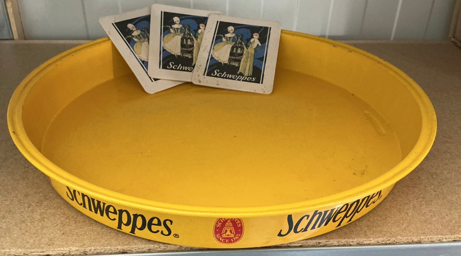 Dienblad schweppes en 3 viltjes schweppes, Ophalen of Verzenden, Gebruikt, Rond, Metaal