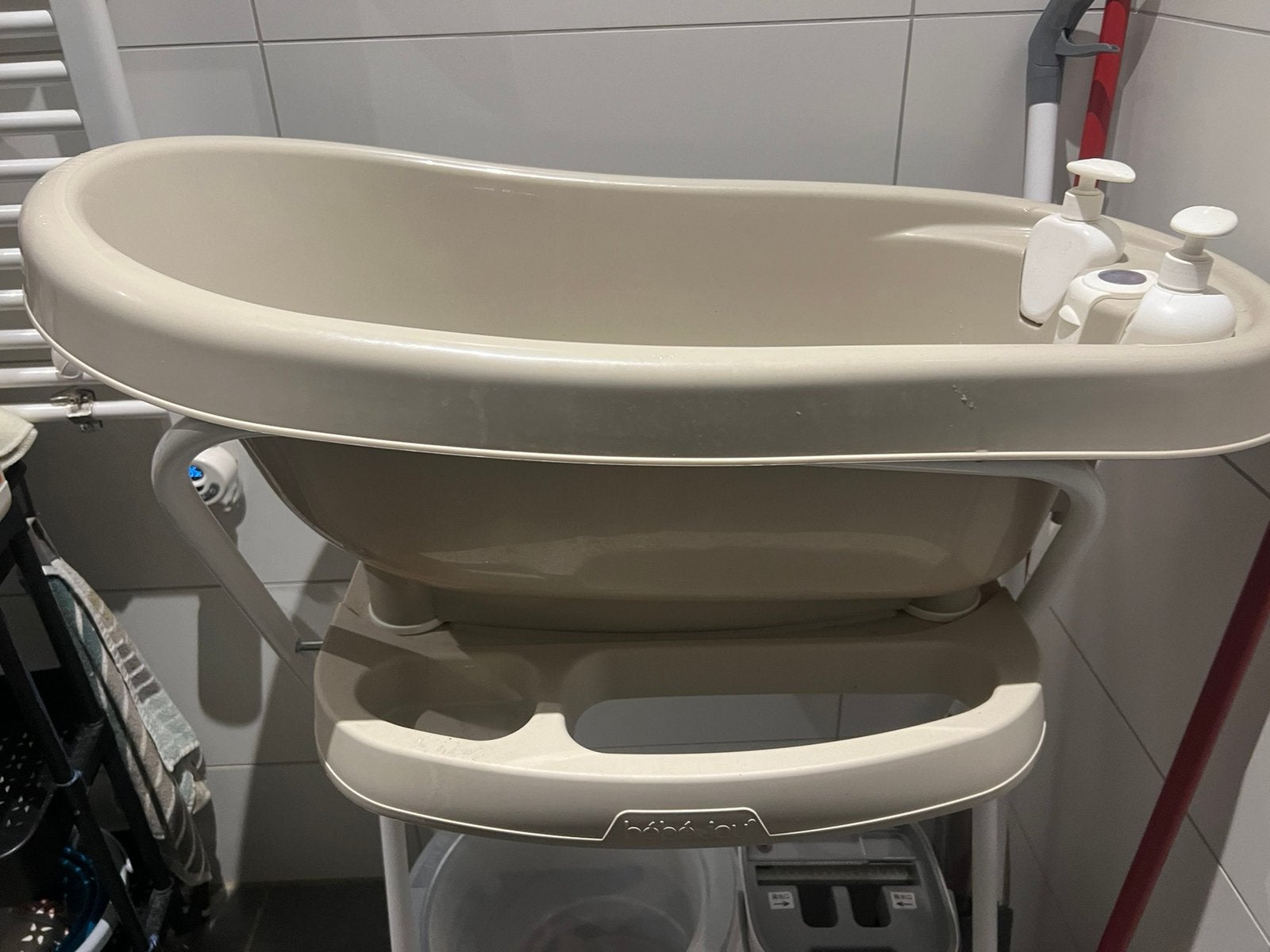 Babybadje Bebe Jou (badje + stand + Badzitje), Ophalen, Zo goed als nieuw, Badje, Bébé-jou