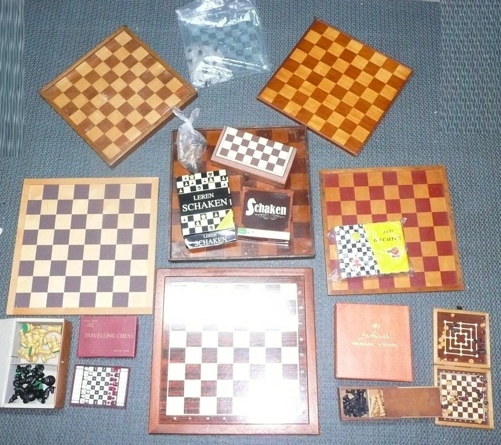 Lot met veel schaakartikelen (Antieke) schaken borden, Ophalen of Verzenden, 500 t/m 1500 stukjes, Gebruikt, Schaken