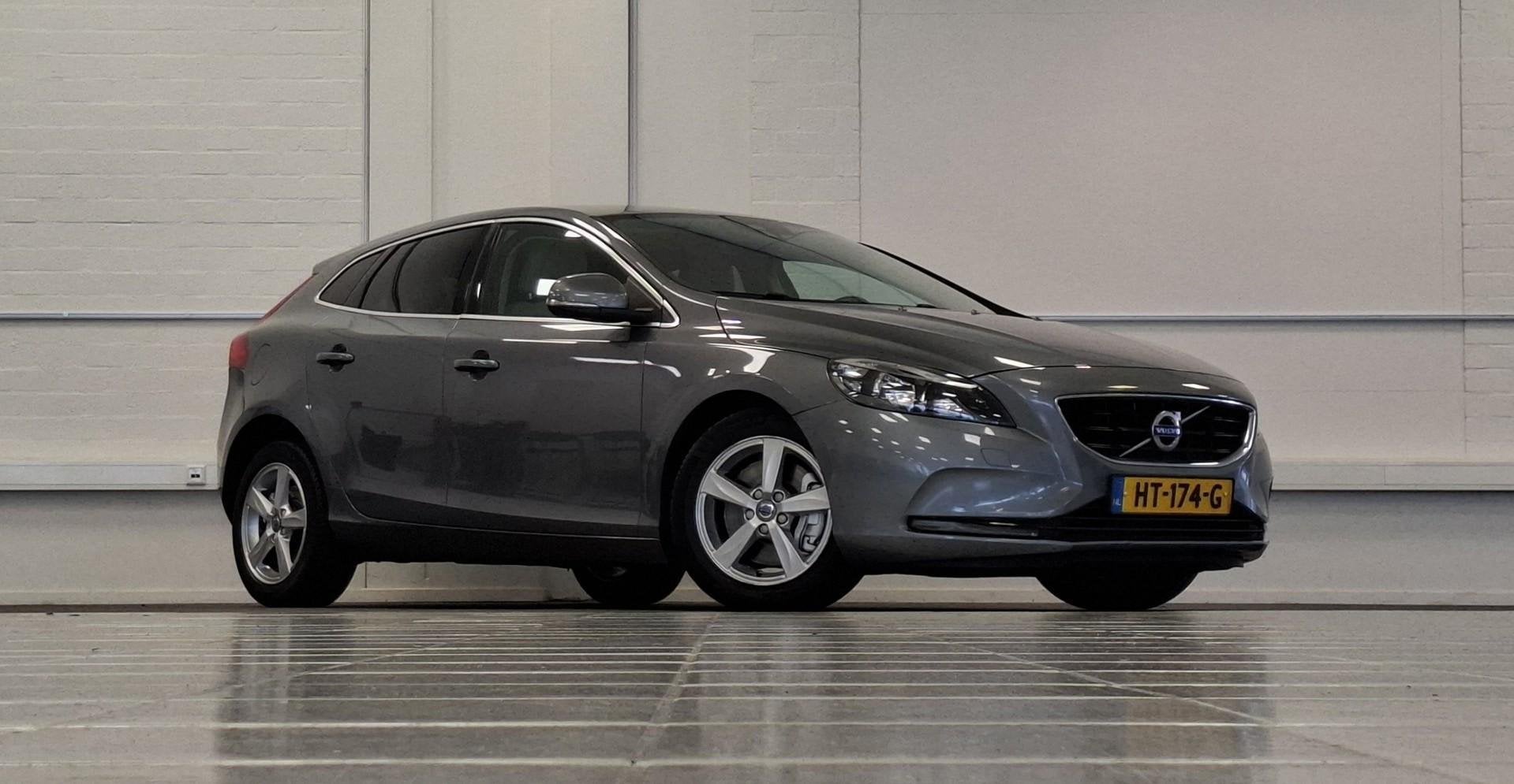 Volvo V40 1.5 T2 Momentum 2e Eigenaar Navi LED Goed onderhou, Auto's, Euro 6, 4 cilinders, 700 kg, 122 pk