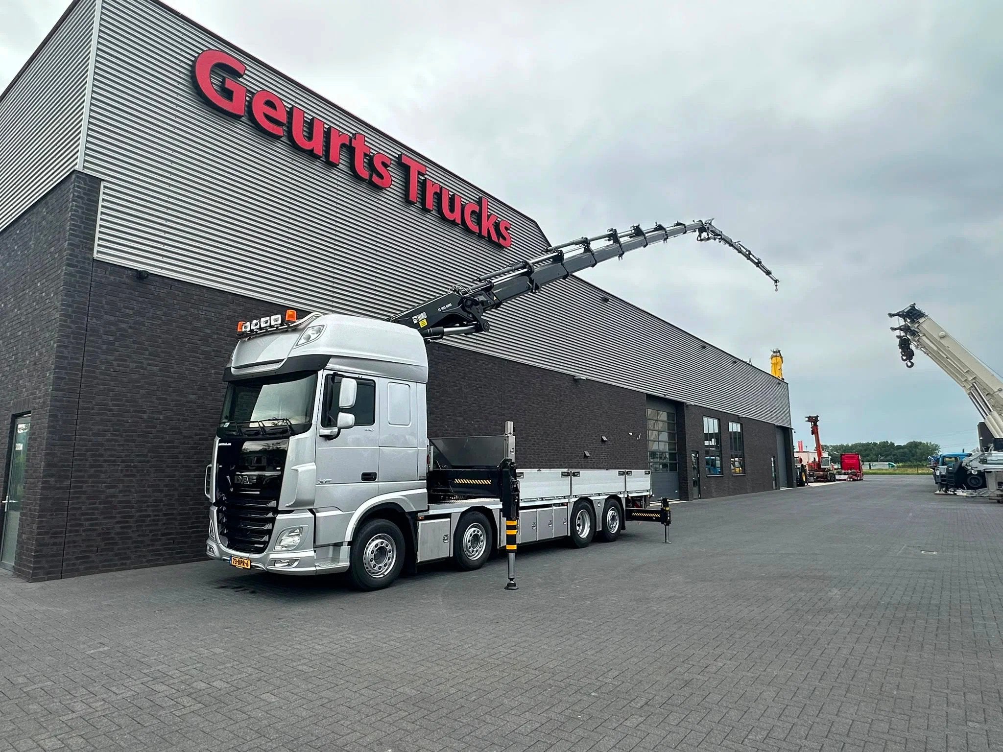 DAF XF 530 8X2+HIAB 1055E-8+JIB 150X-6 KRAAN/KRAN/CRANE.GRUA, Automaat, Euro 6, Bedrijf, 2 stoelen