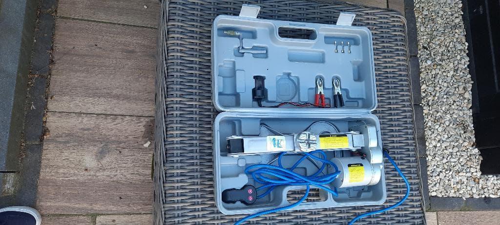 Elektrische schaarkrik 2000kg 12V Movecare, Ophalen, Zo goed als nieuw