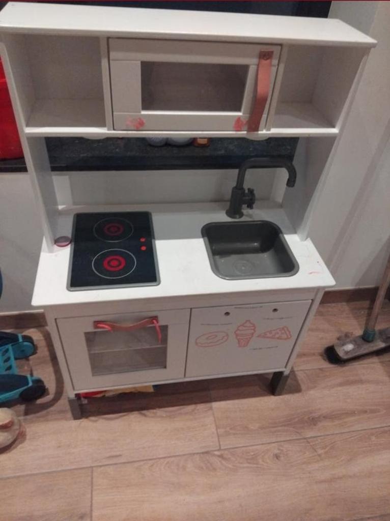 Ikea speelgoed keukentje

Prijs 15, Ophalen of Verzenden