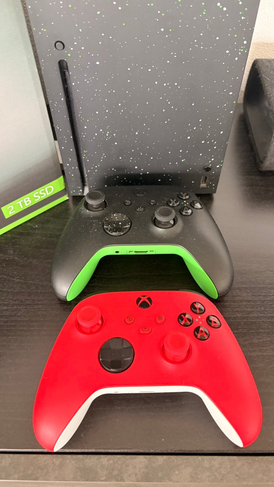 Foto 2 van Xbox Series X - 2 TB Galaxy Black Limited Edition