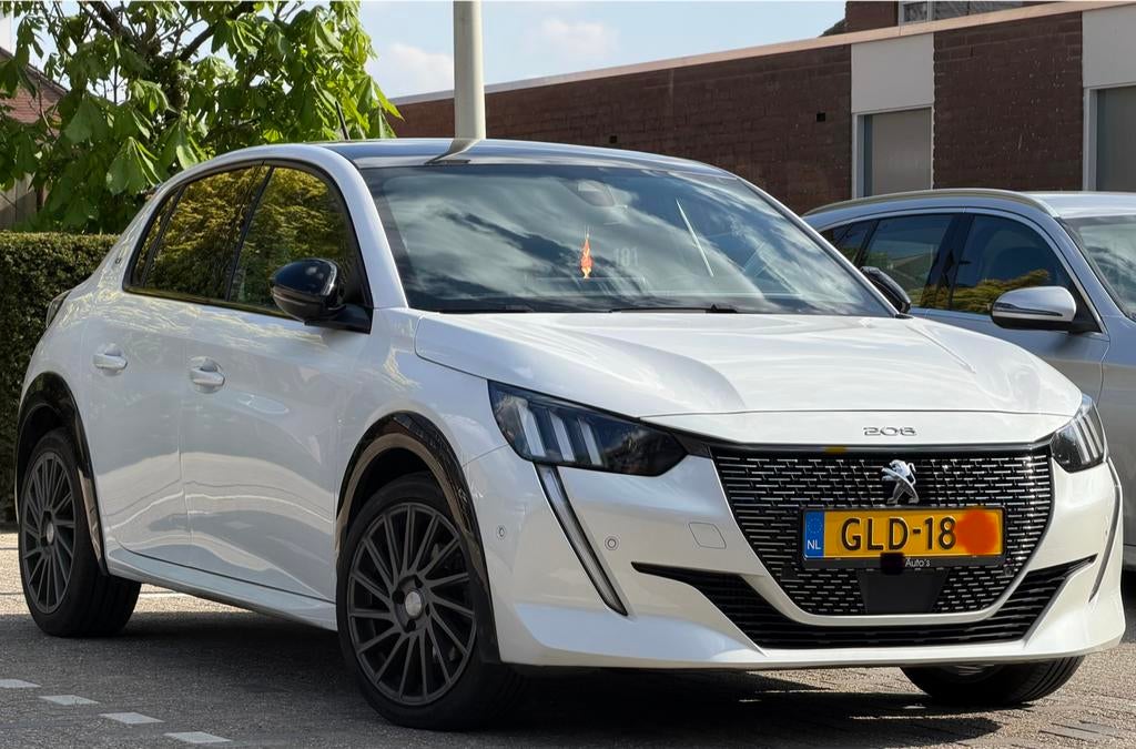Peugeot 208 1.2 GT puretech 130pk Eat8 2021 Wit, 1199 cc, 1133 kg, Wit, 615 kg