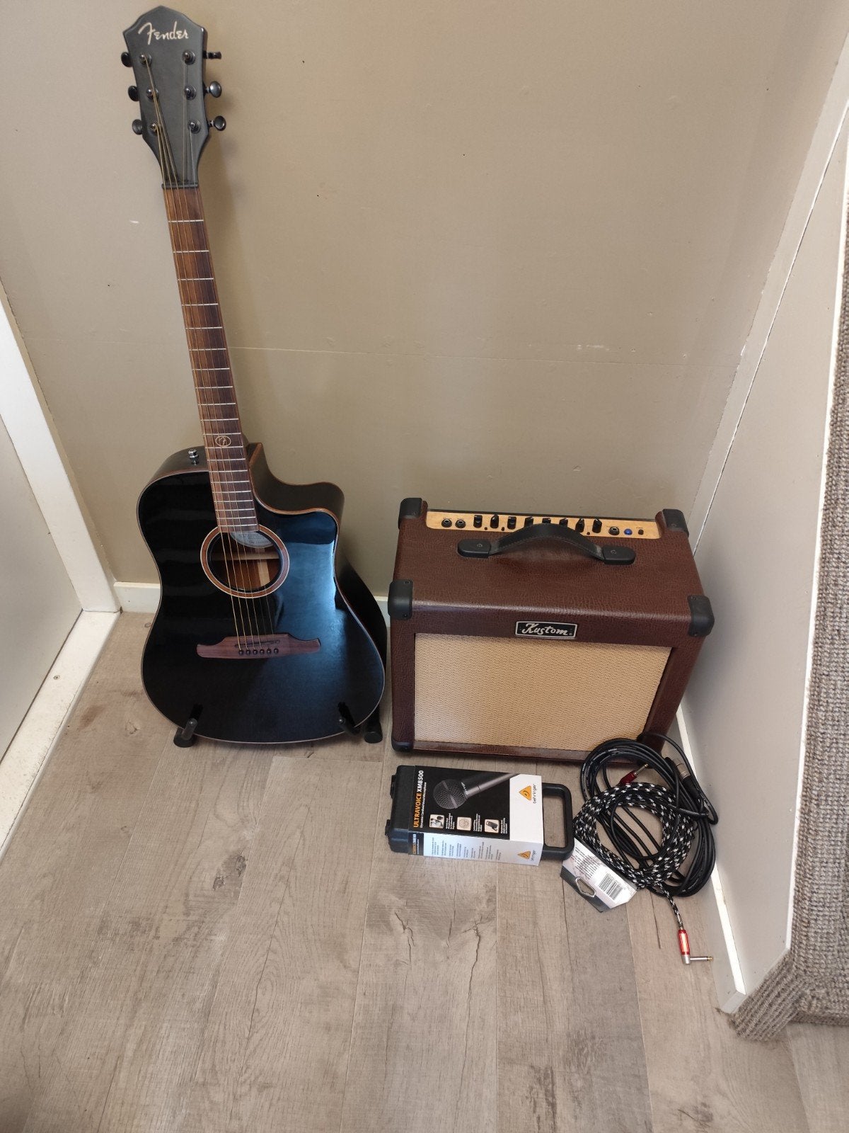 wegens stoppen gitaarles z.g.a.n. Fender f1020 gitaarset., Ophalen, Zo goed als nieuw, Western- of Steelstringgitaar