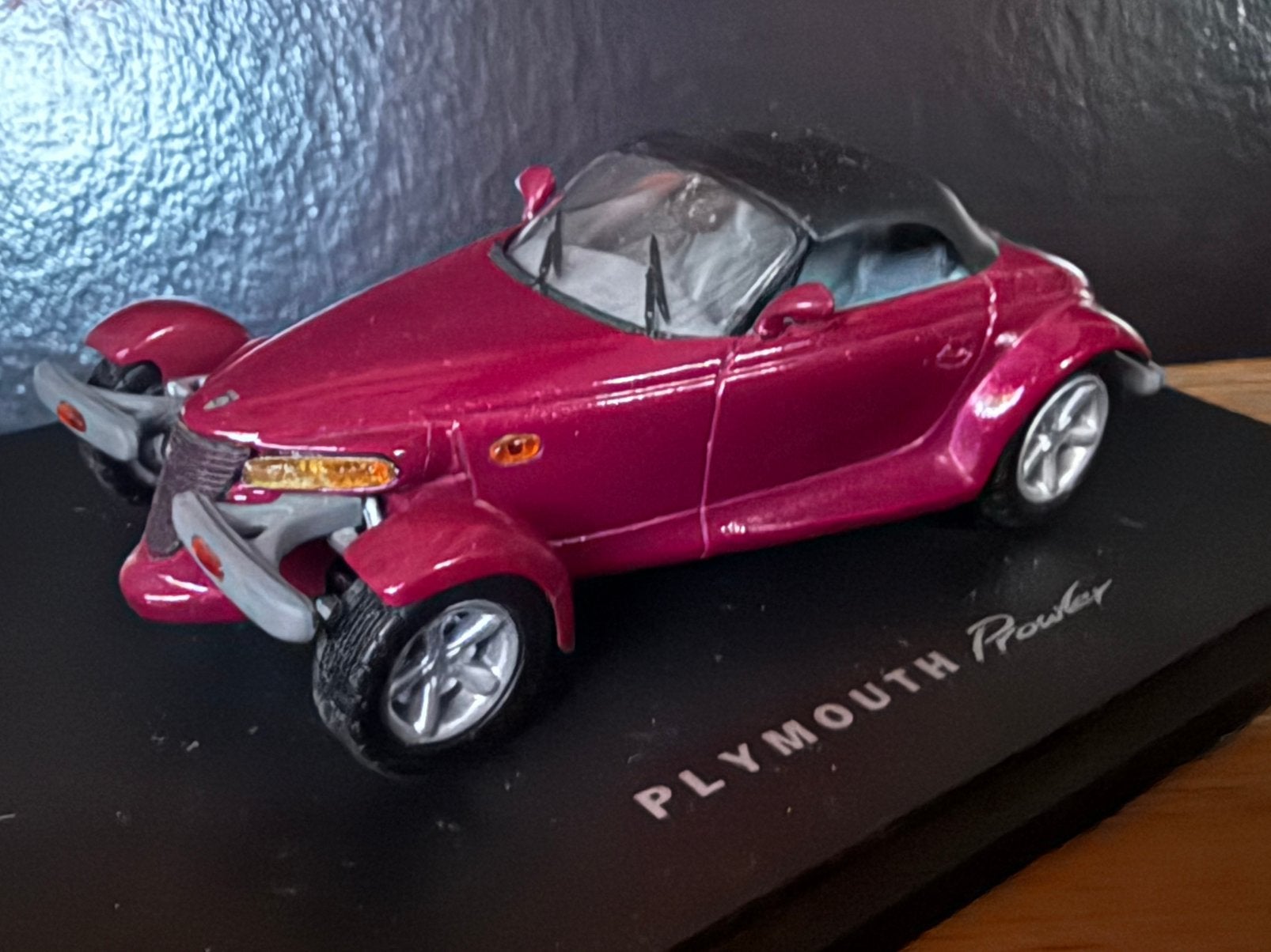 Plymouth ‘hot-rod’ Prowler, Hobby en Vrije tijd, Modelauto's | 1:43, Ophalen of Verzenden, Zo goed als nieuw, Auto, Universal Hobbies