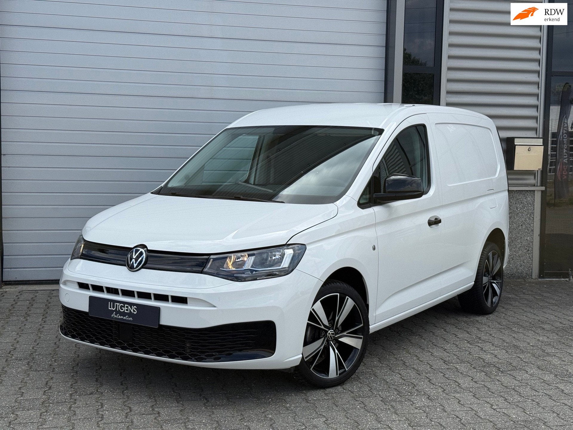 Volkswagen Caddy Cargo 2.0 TDI Leder Trekhaak Carplay, Auto's, Gebruikt, Zwart, 4 cilinders, Volkswagen