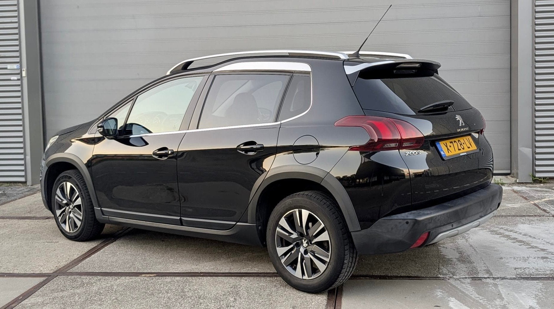 Peugeot 2008 1.2 PureTech Blue Lion Automaat l Leder 2018, Euro 6, 1199 cc, 1165 kg, Zwart