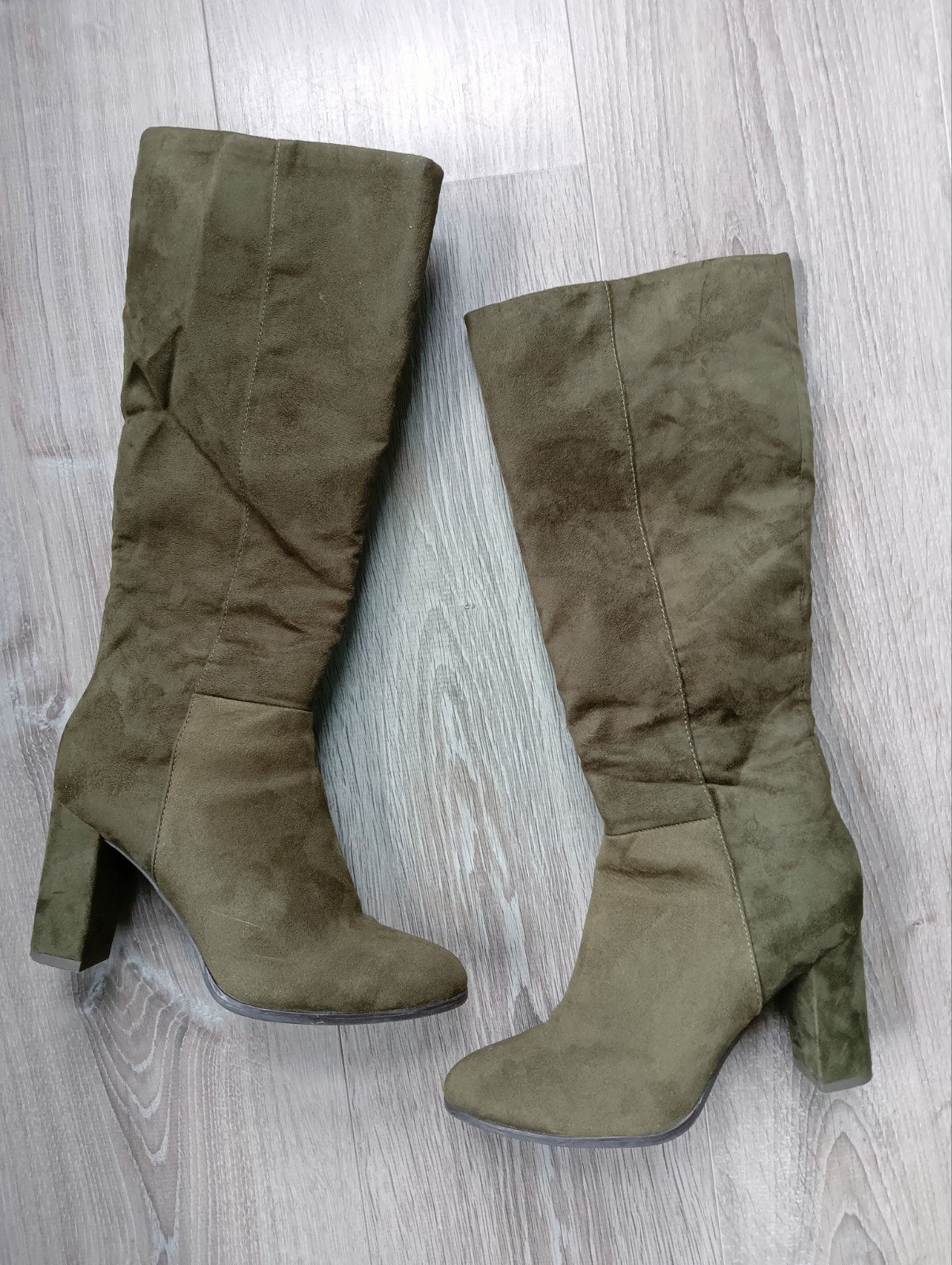 Khaki groene suède look laarzen met hoge hak mt 37, Hoge laarzen, Ophalen of Verzenden, Zo goed als nieuw, Groen