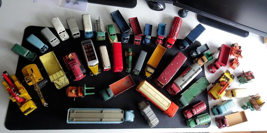 45 vracht- en bestelauto modellen Dinky Toys oud, Hobby en Vrije tijd, Modelauto's | 1:43, Ophalen of Verzenden, Gebruikt, Bus of Vrachtwagen