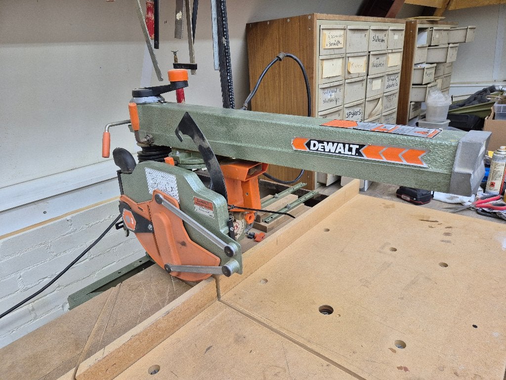 DeWalt afkortzaag radiaalzaag met tafel DW 8001, Ophalen, DeWalt, Zo goed als nieuw, Afkortzaag