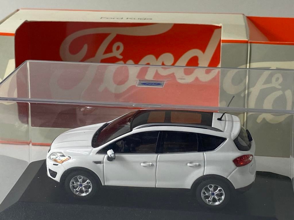 1:43 ford KUGA- in dealer verpakking-witte uitvoering, Hobby en Vrije tijd, Modelauto's | 1:43, Ophalen of Verzenden, Nieuw, Auto