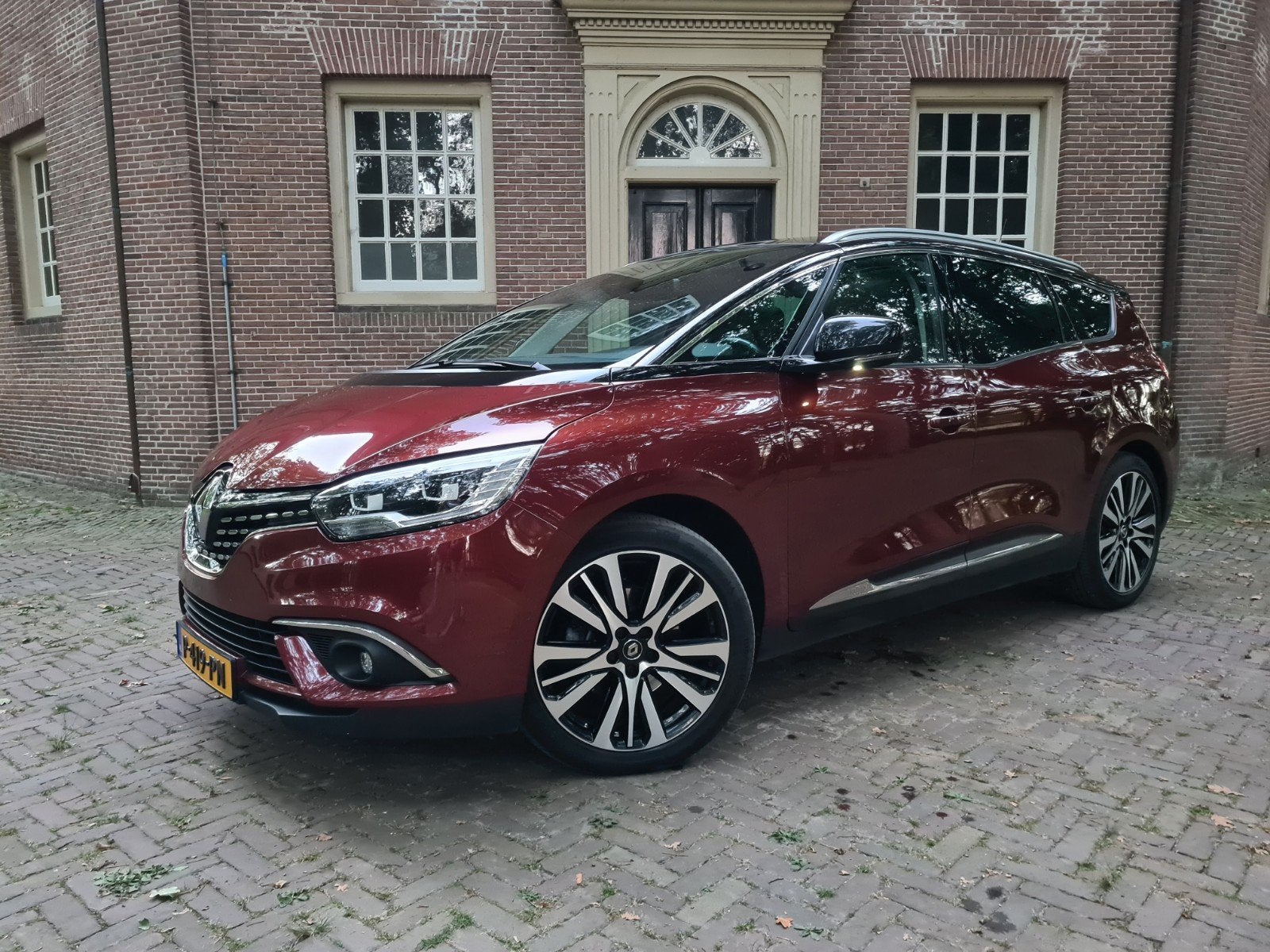 1.7 grand Scenic DCI  initiale Paris Automaat, 1800 kg, 4 cilinders, Leder, Diesel