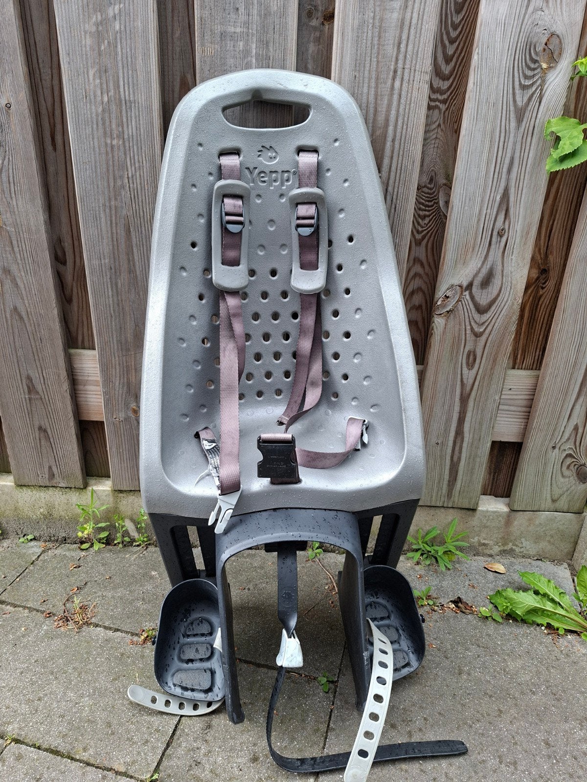 Yepp Fiets Kinderstoeltje Achterdrager - Z.G.A.N., Fietsen en Brommers, Ophalen, Achterzitje, Voetsteuntjes, Yepp